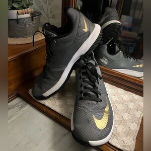 NIKE Classic Fly By Low II Athletic Basketball Sneakers Grey Black Gold Men Sz 9